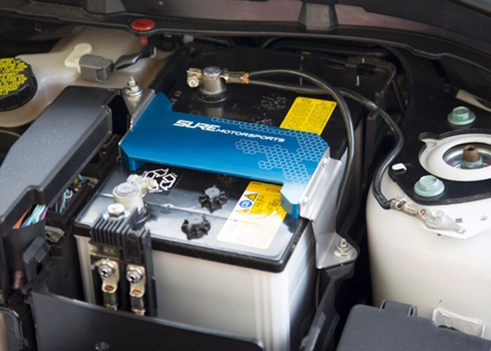 باتری ماشین چیست و اجزای اصلی تشکیل دهنده یک باطری ماشین شامل: جعبه، ترمینال و غیره است.