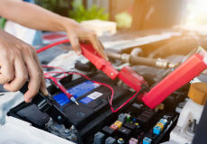 وبلاگ مورد مطالعه بررسی می کند که باتری ماشین چگونه شارژ می شود؟