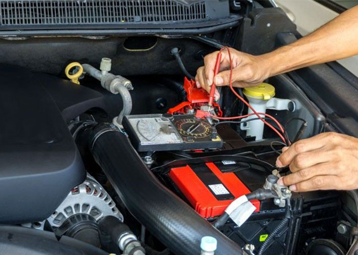 وبلاگ مورد بررسی بیان می کند که رعایت نکات ایمنی هنگام تعویض باتری ماشین بسیار ضروری است و نکات را در وبلاگ بالا شرح داده است.
