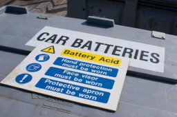 وبلاگ مورد مطالعه و بررسی بیان می کند که اسید موجود در باتری اتومبیل چیست و چه نوع اسیدی در باتری وجود دارد.