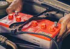 وبلاگ مورد بررسی بیان می کند که تعویض باتری خودرو چه فرایند و مراحلی دارد ؟ و مراحل را شرح داده و نکات ایمنی را نیز شرح داده است.