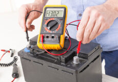 وبلاگ مورد بررسی و مطالعه به طور کامل بیان می کند که تست باتری ماشین بامولتی متر یا ولت متر هنگامی که موتور خاموش است چگونه است.