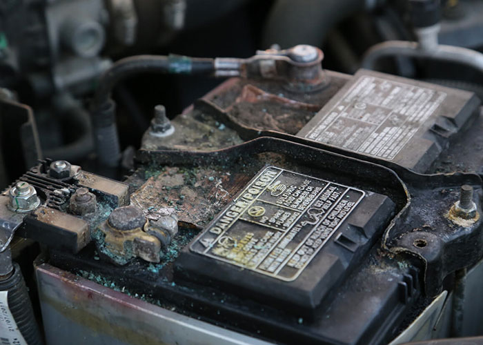 مواردی که منجر به آسيب به باتري خودرو می گردد، شامل روشن نگه داشتن چراغ ها ، تمام شدن عمر باتری و غیره می باشد.