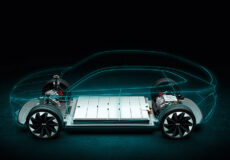 اولین هدف و کاربرد باتری تامین انرژی برای راه اندازی وسیله نقلیه است. یعنی جهت استارت زدن، روشنایی از باطری استفاده می‌شود.