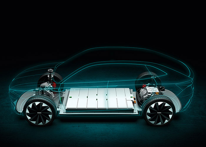 اولین هدف و کاربرد باتری تامین انرژی برای راه اندازی وسیله نقلیه است. یعنی جهت استارت زدن، روشنایی از باطری استفاده می‌شود.