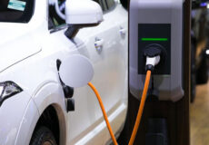 در این مقاله بررسی میشود که شارژ خودروهای برقی و هیبریدی چگونه انجام میشود.