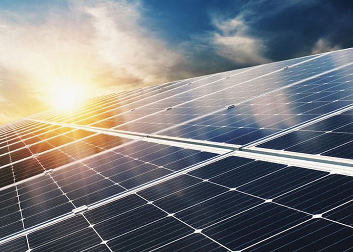 مقاله مورد بررسی بیان میکند که باتری خورشیدی چیست و چه ویژگی هایی دارد.
